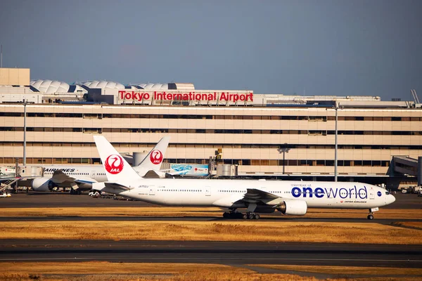 Самолет Japan Airlines Jal Знаком Альянса One World Аэропорту Ханэда — стоковое фото