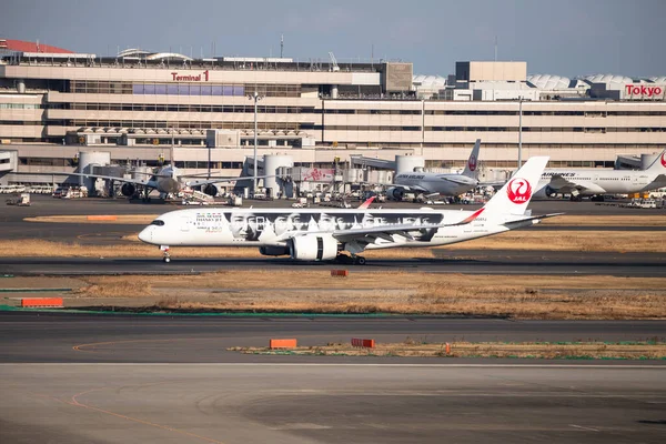 Самолет Japan Airlines Jal Аэропорту Ханэда Один Главных Аэропортов Токио — стоковое фото
