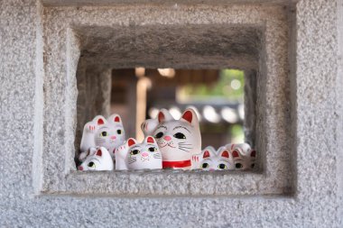 Japonya 'nın Setagaya semtinde bulunan Gotokuji Tapınağı' ndaki Cat maneki-neko figürleri, maneki-neko 'nun veya şans getiren kedi heykelciğinin doğduğu söylenen bir Budist tapınağıdır..