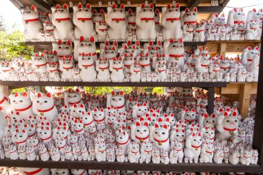 Japonya 'nın Setagaya semtinde bulunan Gotokuji Tapınağı' ndaki Cat maneki-neko figürleri, maneki-neko 'nun veya şans getiren kedi heykelciğinin doğduğu söylenen bir Budist tapınağıdır..