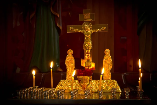 Velas de Navidad encendidas en el candelero de oro —  Fotos de Stock