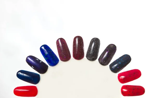 Beyaz arka plan üzerinde tırnak tasarımları