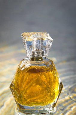 güzel bayan parfüm şişesi ile kare
