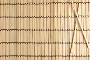 Bambu hasır ahşap yemek çubukları ile suşi için