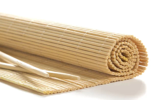 Bamboe Mat voor sushi met houten stokjes — Stockfoto