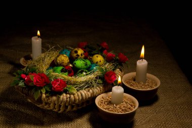 Paskalya yumurta Paskalya mumlar ile ahşap sepeti