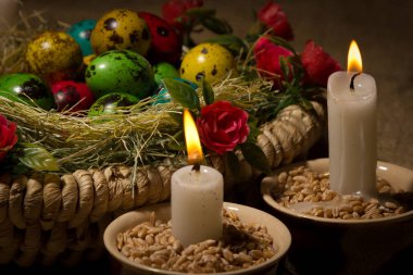 Paskalya yumurta Paskalya mumlar ile ahşap sepeti