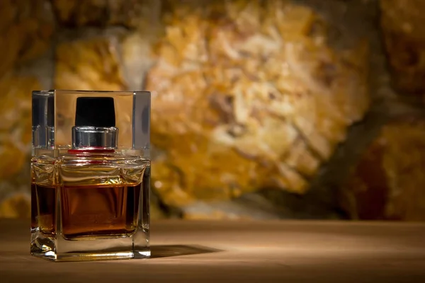 güzel bayan parfüm şişesi ile kare