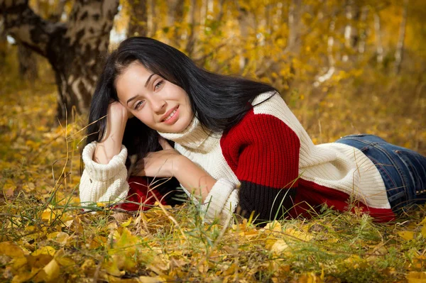 sonbahar ormanda güzel genç kız