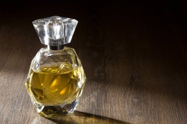 güzel bayan parfüm şişesi ile kare