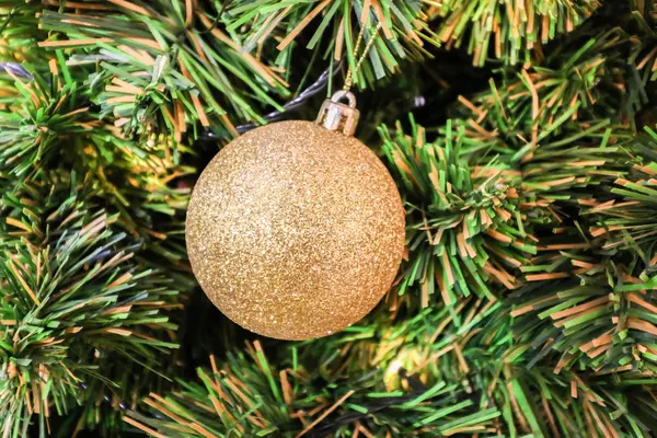 Close-up van schoonheid gouden cirkel kerstboom decoraties — Stockfoto