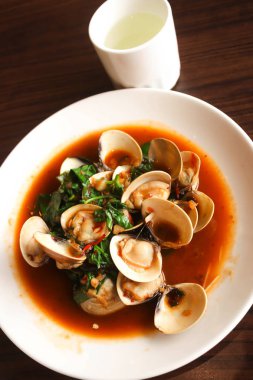 Çin yemeği, çay bardağı ile beyaz tabak Fesleğenli kızarmış deniz tarağı