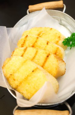 Tavadaki sarımsaklı ekmeği kapat.