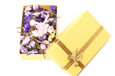 Altın hediye kutusuyla renkli kuru çiçeğe yakın çekim