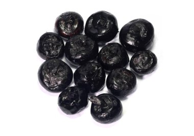 Beyaz arka planda siyah taze su kestane closeup