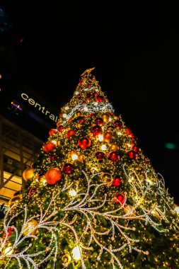 Altın ve kırmızı toplarla süslenmiş büyük bir Noel ağacına yakın çekim