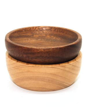 Beyaz arka plan üzerinde iki kahverengi ahşap Kupası closeup