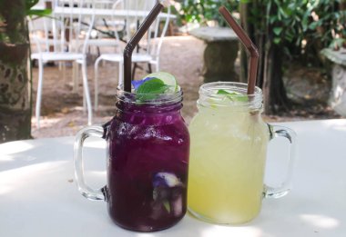 Taze lezzetli kelebek bezelye ve limon suyu ile cam kavanozlar