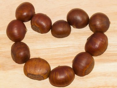 Ahşap üzerinde kalp şekli kestane