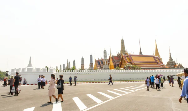 タイのバンコク 2017年11月4日タイの建築に旅行する多くの人々の閉鎖タイのバンコクで王宮とワット キュー — ストック写真