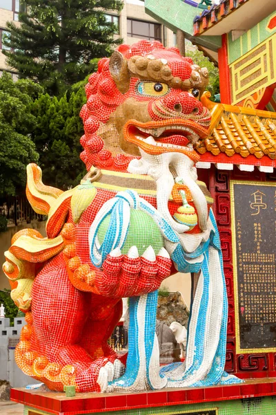 Primer Plano Estatua León Rojo Tin Hau Temple Repulse Bay —  Fotos de Stock