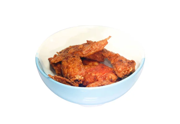 Primo piano delle ali di pollo fritte sulla ciotola bianca e blu — Foto Stock