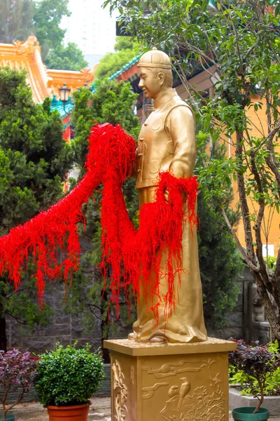 Primer plano de oro Dios del matrimonio parte hombre en Wong Tai Sin Templo —  Fotos de Stock