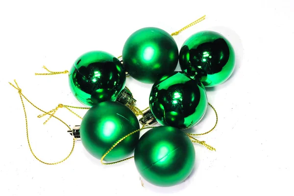 Primo piano di palla verde Belle decorazioni natalizie su un bianco — Foto Stock