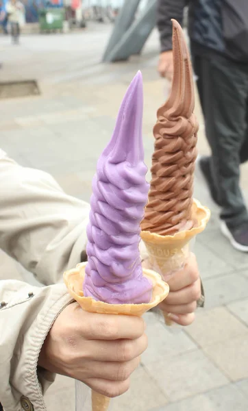 手上长紫巧克力冰淇淋特写 — 图库照片