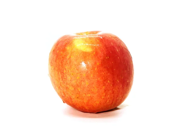 Крупный план красного яблока на белом фоне — стоковое фото