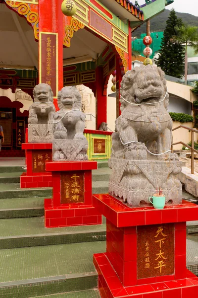 Nahaufnahme einer steinernen Löwenstatue in einem abstoßenden Buchtempel, hong kong — Stockfoto