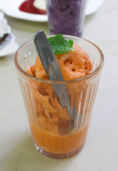 Primo piano del tè tailandese gelato all'arancia fatto in casa nella tazza — Foto Stock