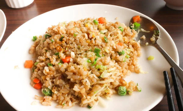 Yangzhou closeup beyaz plat üzerinde Çin mutfağı pirinç kızarmış