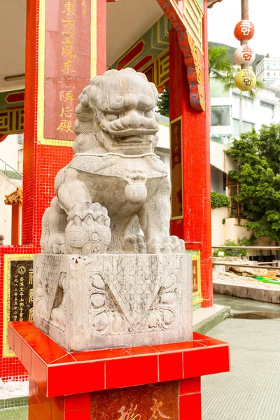 리 펄스 베이 사원, 홍콩 콘에서에서 근접 촬영 한 돌 사자 동상 — 스톡 사진
