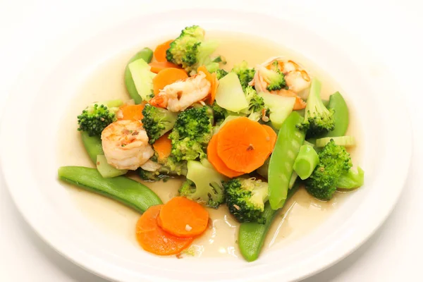 Primo piano cibo tailandese mescolare broccoli fritti con gamberetti su piatto bianco — Foto Stock