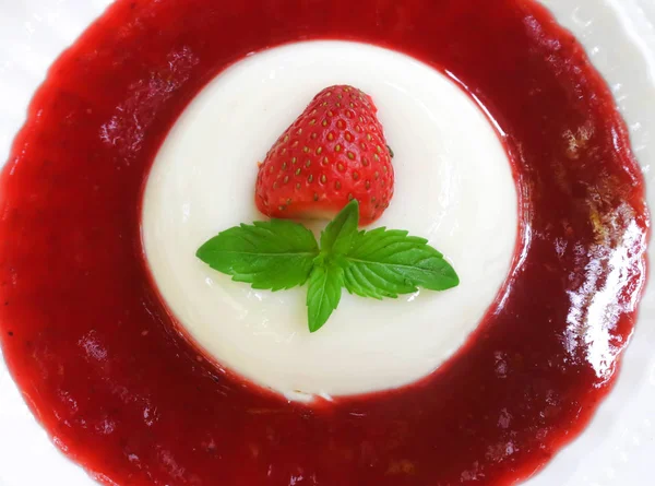 Tatlı Tay tarzında tatlı panna cotta beyaz üzerine çilek ile 