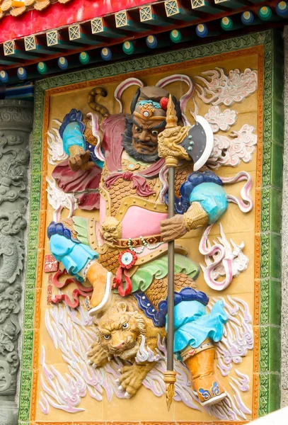 Bajo relieve colorido de dios guerrero en Sik Sik Yuen Wong Tai Sin —  Fotos de Stock