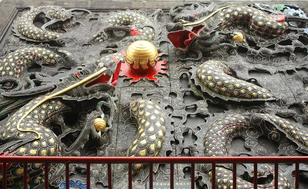 Arquitectura de dragones en el templo de Wenwu ubicado en Sun Moon Lake, T —  Fotos de Stock