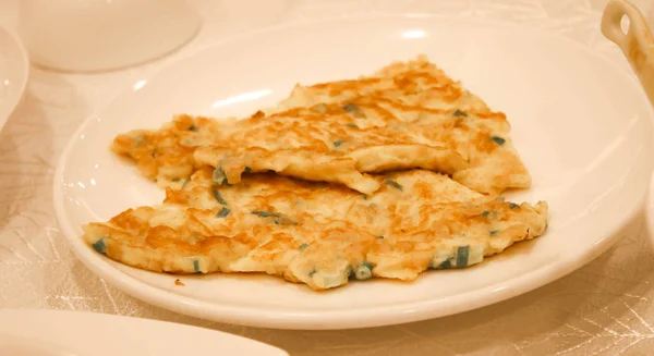Omelete francês e ovos no prato branco — Fotografia de Stock