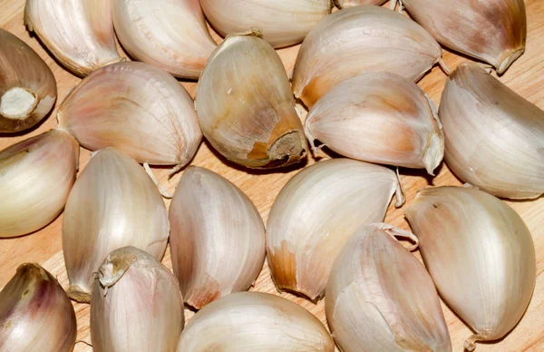 Garlic Background on brown wooden — Stock Photo, Image
