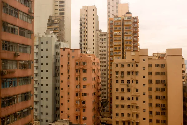 Landschap van de daken van de oranje gebouwen in hongkong — Stockfoto