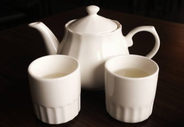 Beyaz demlik ve beyaz çay Kupası Çince Stil kümesi