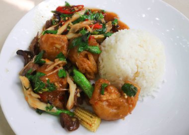 Yemeğin üzerinde Pilav ile kızarmış derin kızarmış karides karıştırın