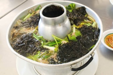 Tay tarzı deniz yosunu, kıyılmış domuz eti ve yeşil soğan ile temizle çorbası