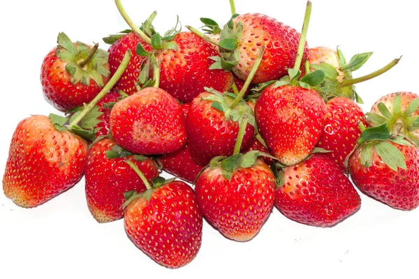 Makro grubu beyaz arka planda taze kırmızı çilek