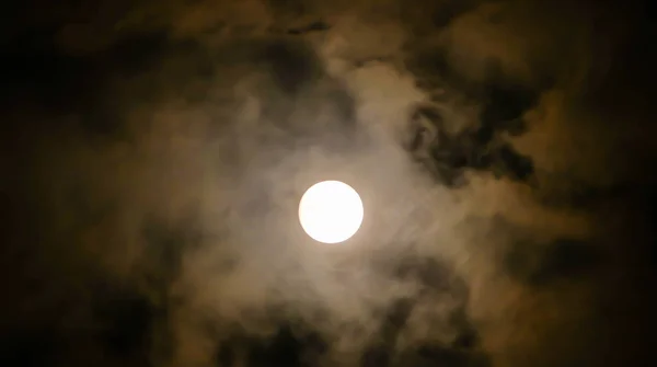 Indah bulan purnama bersinar dan mendung dan gelap langit malam — Stok Foto