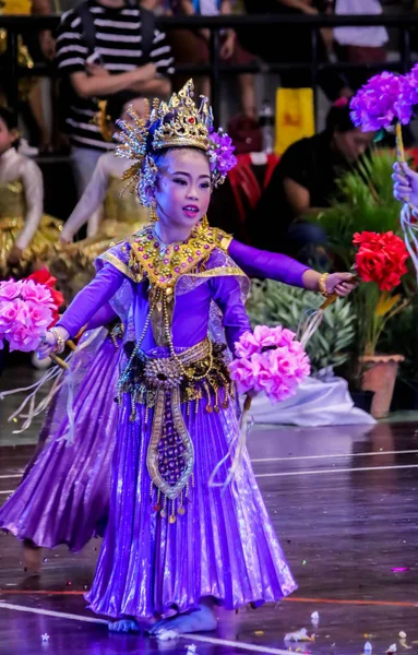 Menina solteira menina dança tailandesa — Fotografia de Stock