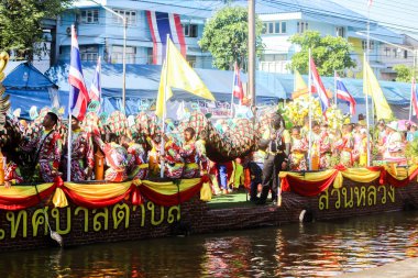SAMUTSAKORN, THAILAND - Geçit mumunda Temmuz Büyük Tekne ve Ejderha gösterisi 16 Temmuz 2019 'da Tayland' ın Samutsakorn kentindeki Katumban tapınağına gider.