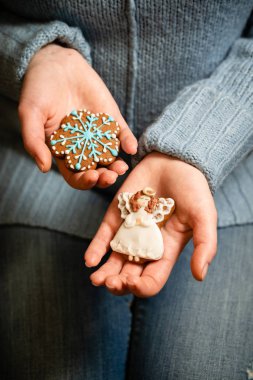  Kurabiyeler renk jölesiyle süslenir. Noel için kartpostal.