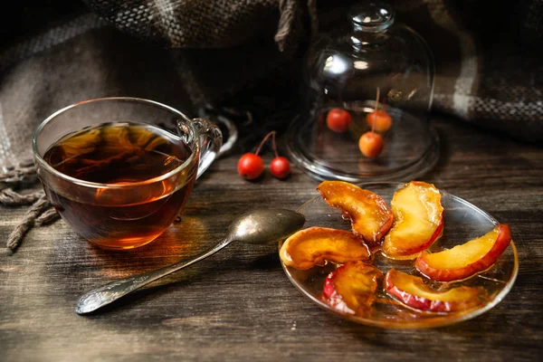 Cup of tea and caramelized apples — Stock Photo, Image